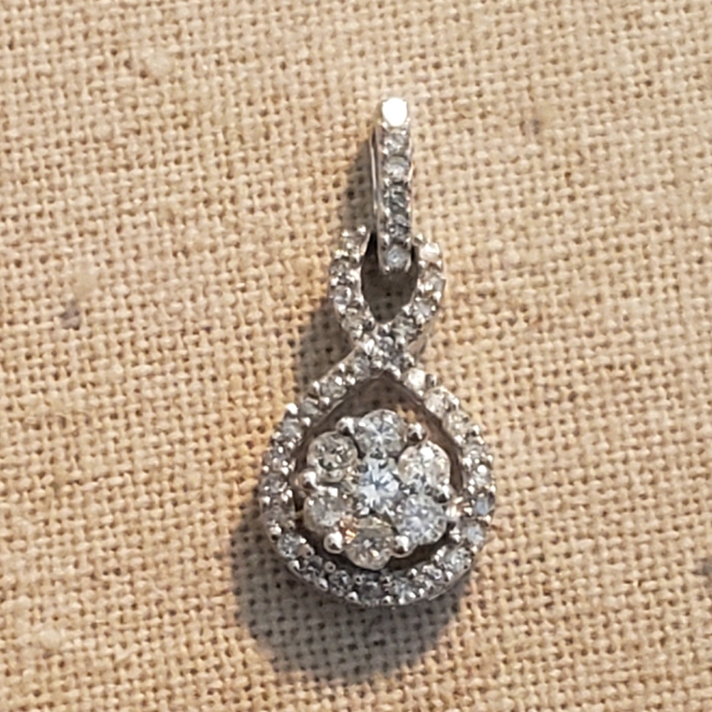 10K White Gold Flower Diamond Pendant